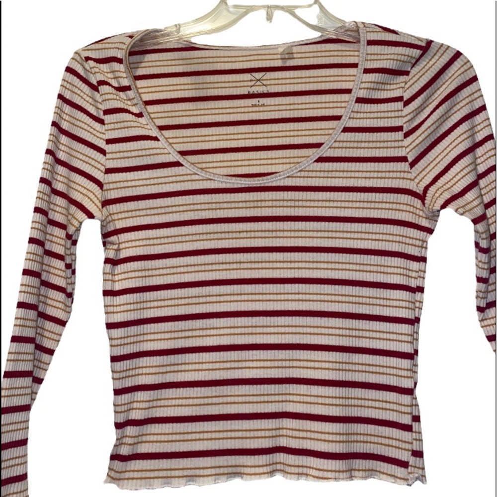 Long sleeve striped shirt, semi cropped.